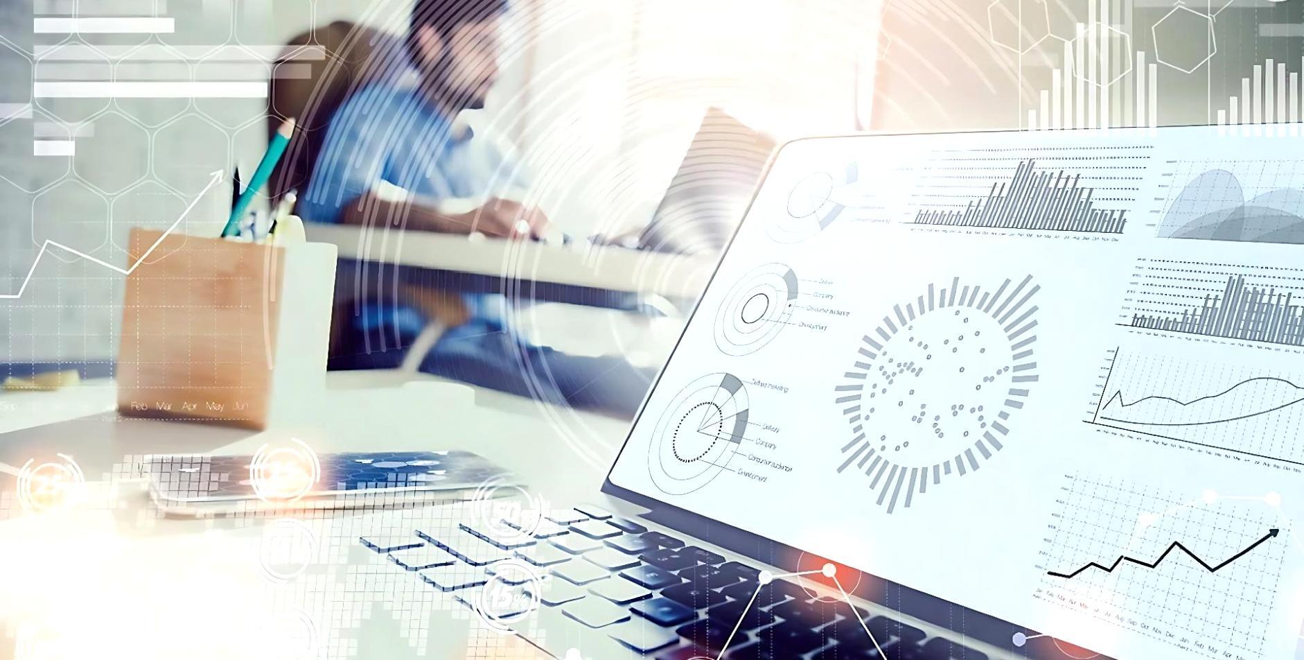 Teilnehmer arbeiten gemeinsam an KI-Marketing-Projekten mit modernen Tools und Displays