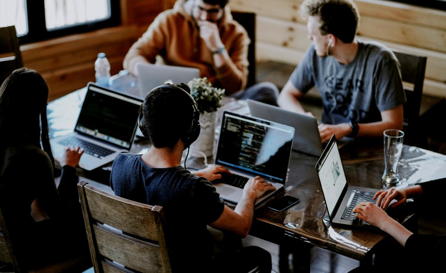 Technische Infrastruktur für fortschrittliche Datenverarbeitung und Kampagnensteuerung